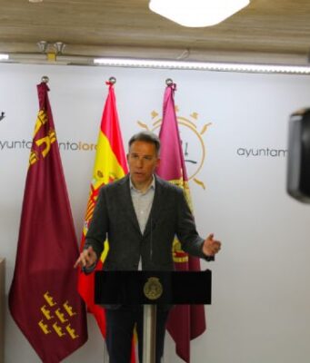 El alcalde insta al gobierno central a bajar el IVA del gasoil del 21 al 10% ante la crisis de la guerra en Irán El alcalde insta al gobierno central a bajar el IVA del gasoil del 21 al 10% ante la crisis de la guerra en Irán en el sector agrícola de la comarca de Lorca