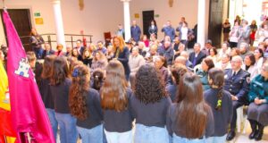 El Ayuntamiento premia la lucha en defensa de la Mujer del agente de la Policía Nacional Álvaro Martín, la psicóloga Beatriz Sanz y el Conservatorio de Música