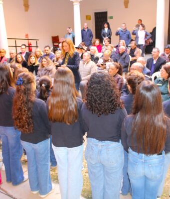 El Ayuntamiento premia la lucha en defensa de la Mujer del agente de la Policía Nacional Álvaro Martín, la psicóloga Beatriz Sanz y el Conservatorio de Música
