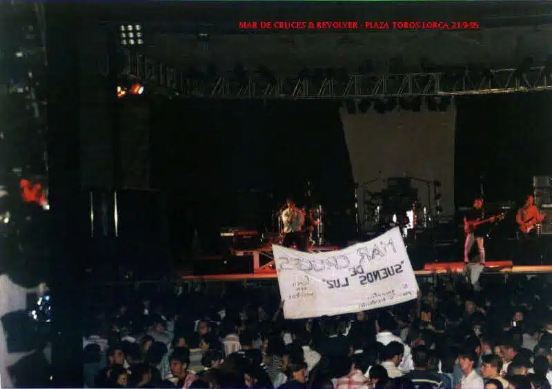 MAR DE CRUCES EN PLAZA DE TOROS DE LORCA CON REVOLVER 1995