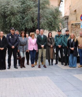 Lorca se suma al homenaje a las víctimas del terrorismo con un minuto de silencio en la Plaza del Caño