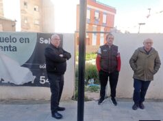 PROTESTA VECINAL POR LA PASIVIDAD DEL AYUNTAMIENTO FRENTE A UN SOLAR LLENO DE BASURAS, ENSERES VIEJOS Y COLCHONES EN LA CALLE ABELLANEDA DEL BARRIO DE SAN CRISTÓBAL