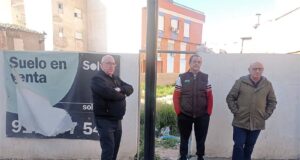 PROTESTA VECINAL POR LA PASIVIDAD DEL AYUNTAMIENTO FRENTE A UN SOLAR LLENO DE BASURAS, ENSERES VIEJOS Y COLCHONES EN LA CALLE ABELLANEDA DEL BARRIO DE SAN CRISTÓBAL
