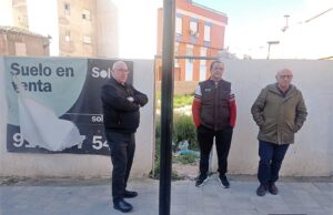 PROTESTA VECINAL POR LA PASIVIDAD DEL AYUNTAMIENTO FRENTE A UN SOLAR LLENO DE BASURAS, ENSERES VIEJOS Y COLCHONES EN LA CALLE ABELLANEDA DEL BARRIO DE SAN CRISTÓBAL Cosas de Lorca