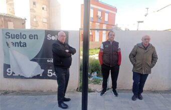 PROTESTA VECINAL POR LA PASIVIDAD DEL AYUNTAMIENTO FRENTE A UN SOLAR LLENO DE BASURAS, ENSERES VIEJOS Y COLCHONES EN LA CALLE ABELLANEDA DEL BARRIO DE SAN CRISTÓBAL Cosas de Lorca