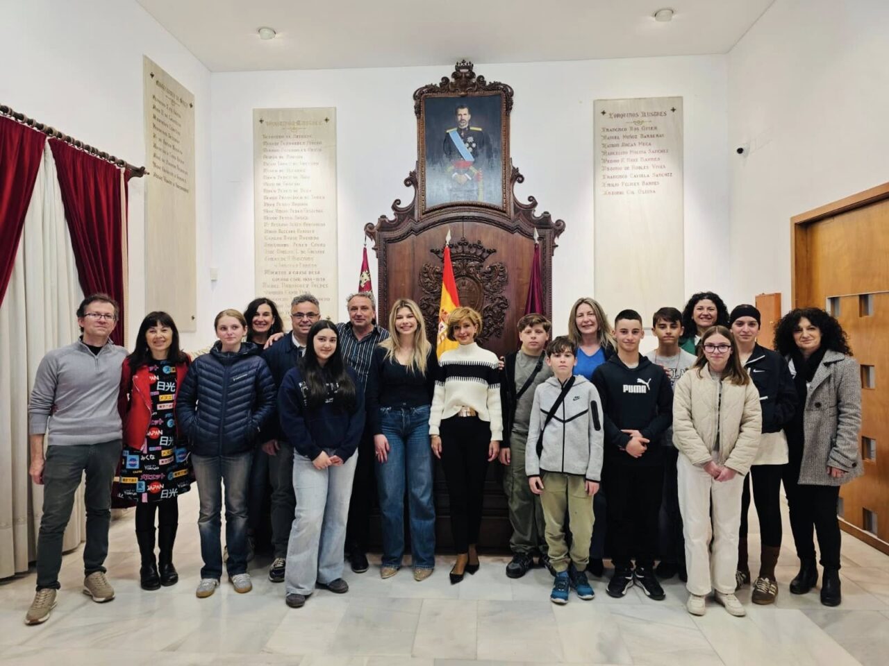 el ayuntamiento de lorca recibe a los alumnos de mouglio que participan en un intercambio con el ies j. ibáñez martín