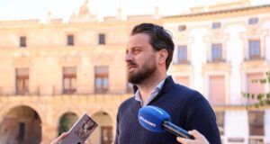 El Ayuntamiento lanza un chatbot con inteligencia artificial para ayudar a los jóvenes lorquinos en la solicitud de las becas MEC el ayuntamiento lanza un chatbot con inteligencia artificial para ayudar a los jóvenes lorquinos en la solicitud de las becas mec