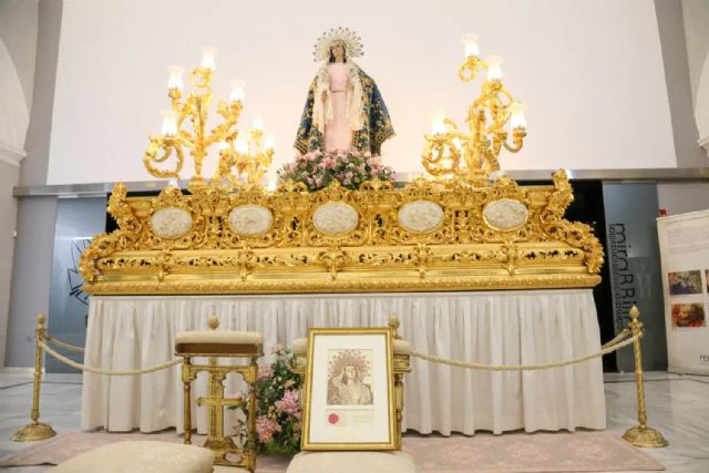 el paso blanco hace entrega al papa león xiv de un cuadro de la virgen de la amargura como testimonio de fe y devoción de lorca