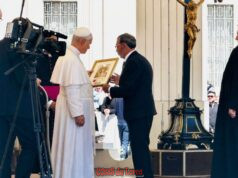 El Paso Blanco hace entrega al Papa León XIV de un cuadro de la Virgen de la Amargura como testimonio de fe y devoción de Lorca el paso blanco hace entrega al papa león xiv de un cuadro de la virgen de la amargura como testimonio de fe y devoción de lorca2