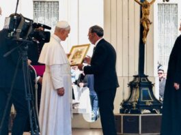 el paso blanco hace entrega al papa león xiv de un cuadro de la virgen de la amargura como testimonio de fe y devoción de lorca2