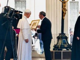 el paso blanco hace entrega al papa león xiv de un cuadro de la virgen de la amargura como testimonio de fe y devoción de lorca2