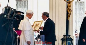El Paso Blanco hace entrega al Papa León XIV de un cuadro de la Virgen de la Amargura como testimonio de fe y devoción de Lorca el paso blanco hace entrega al papa león xiv de un cuadro de la virgen de la amargura como testimonio de fe y devoción de lorca2