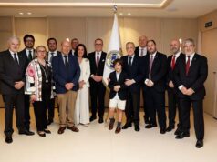 El Paso Blanco lleva el bordado lorquino al Real Madrid con una bandera única artesanal paso blanco bandera bordada en lorca