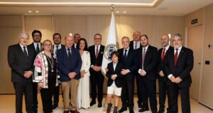 El Paso Blanco lleva el bordado lorquino al Real Madrid con una bandera única artesanal paso blanco bandera bordada en lorca