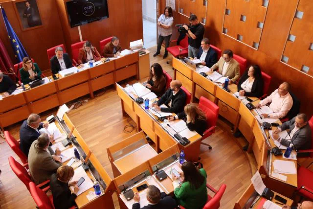 el pleno de lorca aprueba medidas económicas y urbanísticas en una sesión marcada por el debate sobre el comedor escolar