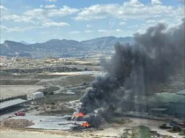 Medios aéreos y terrestres luchan contra un incendio en el vertedero de Lorca
