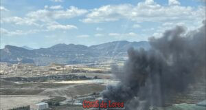 Medios aéreos y terrestres luchan contra un incendio en el vertedero de Lorca Medios aéreos y terrestres luchan contra un incendio en el vertedero de Lorca