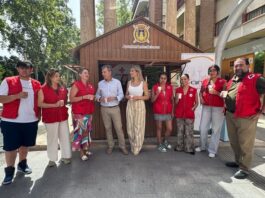 el ayuntamiento reparte muestras de crema solar y agua fría para concienciar a los lorquinos sobre los golpes de calor y las altas temperaturas