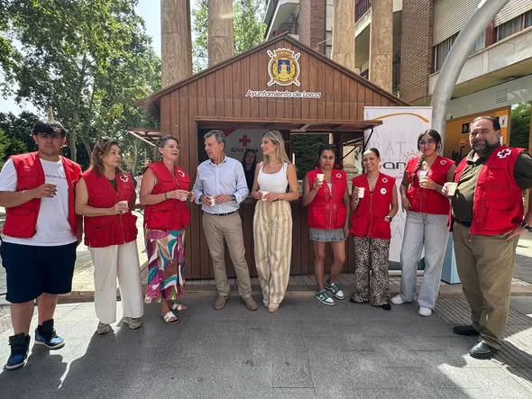 el ayuntamiento reparte muestras de crema solar y agua fría para concienciar a los lorquinos sobre los golpes de calor y las altas temperaturas