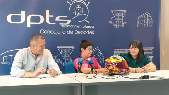 el joven piloto lorquino pablo segura presenta el casco con el que llevará el nombre de lorca por los circuitos internacionales el joven piloto lorquino pablo segura presenta el casco con el que llevará el nombre de lorca por los circuitos internacionales