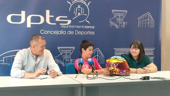 el joven piloto lorquino pablo segura presenta el casco con el que llevará el nombre de lorca por los circuitos internacionales