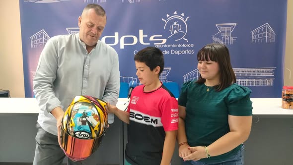 el joven piloto lorquino pablo segura presenta el casco con el que llevará el nombre de lorca por los circuitos internacionales2