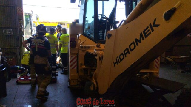 Fallece un trabajador de 54 años tras quedar atrapado bajo una retroexcavadora en Lorca