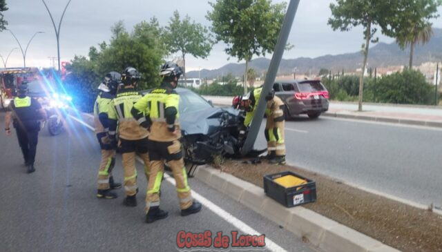 Un joven de 19 años herido tras chocar su vehículo contra una farola en Lorca
