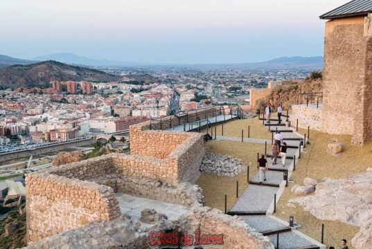 Lorca proyecta su legado sefardí al mundo con la visita de Mercedes Hayón Cohen, referente internacional de la cultura judía fb img 1783354068049