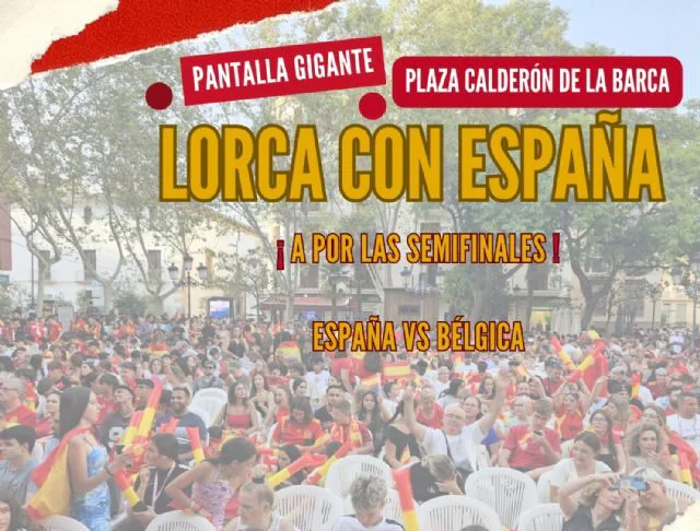 una pantalla gigante en la plaza de calderón de la barca para vivir el partido de la selección española de cuartos de final del mundial