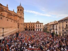 Lorca se vuelca con Ceuta y reúne a miles de personas en la Plaza de España fb img 1788407534108