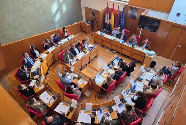 el pleno exige al ministerio que paralice la subasta de terrenos de los lorquinos y entregue los solares de apolonia para construir viviendas