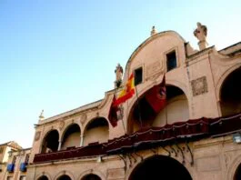 Lorca enfrenta dos versiones sobre su gestión económica: el PSOE denuncia retrasos en los pagos y el Gobierno defiende la reducción de la deuda fachada del ayuntamiento de lorca