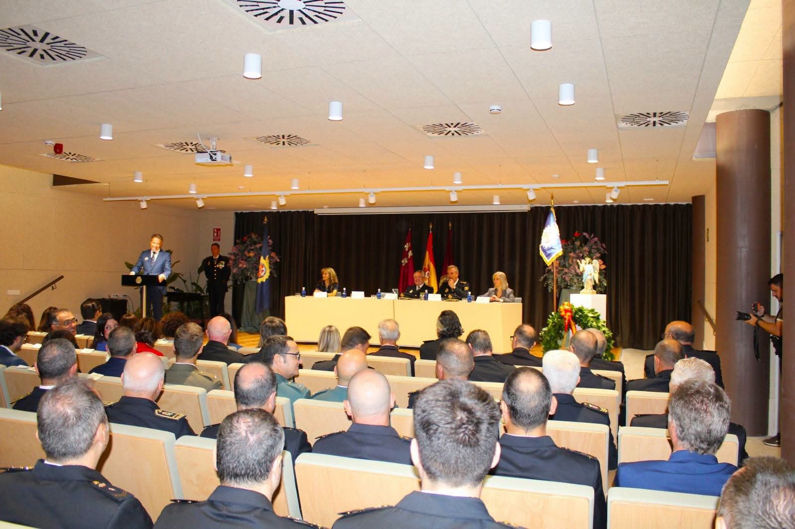 El alcalde felicita al coordinador del órgano del Control del Padrón del Ayuntamiento por el reconocimiento concedido por la Comisaría de Lorca