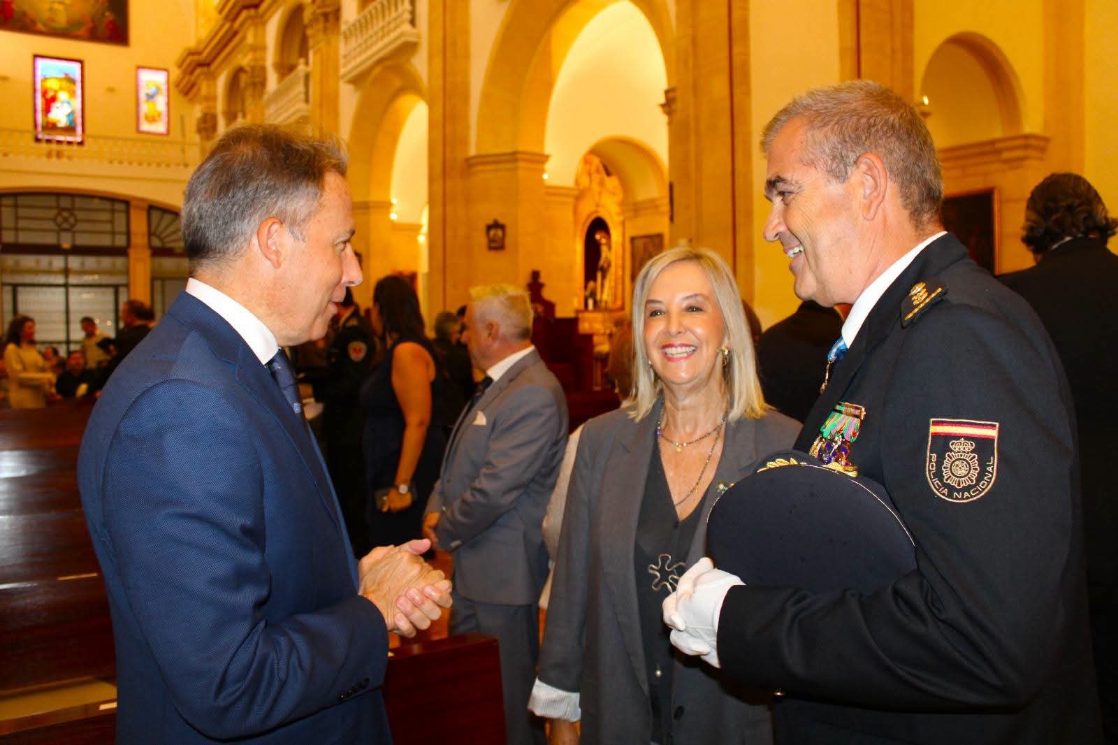El alcalde felicita al coordinador del órgano del Control del Padrón del Ayuntamiento por el reconocimiento concedido por la Comisaría de Lorca